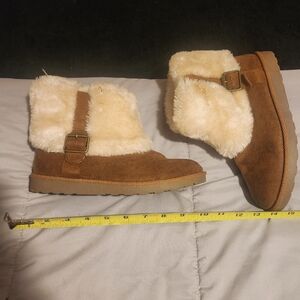 SO women's short fur lined brown boots, size 6